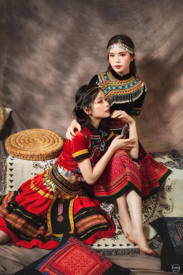 Một thành viên của lớp đã từng chia sẻ, quá trình chuẩn bị cho bộ ảnh mất 2 tuần. Việc thuê dụng cụ trang trí, trang phục sao cho giống nguyên bản không gặp nhiều khó khăn.