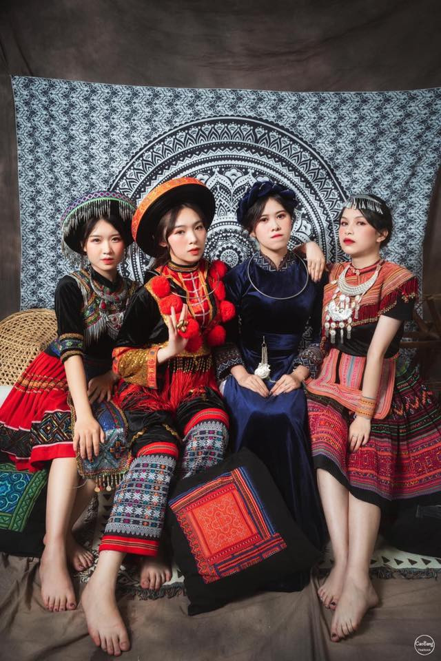 Nhóm học sinh đã tìm hiểu liên hệ thuê trang phục. Đa phần đều là những trang phục gốc của người dân tộc Cao Bằng, đã được cách tân để phù hợp xu hướng hiện đại.