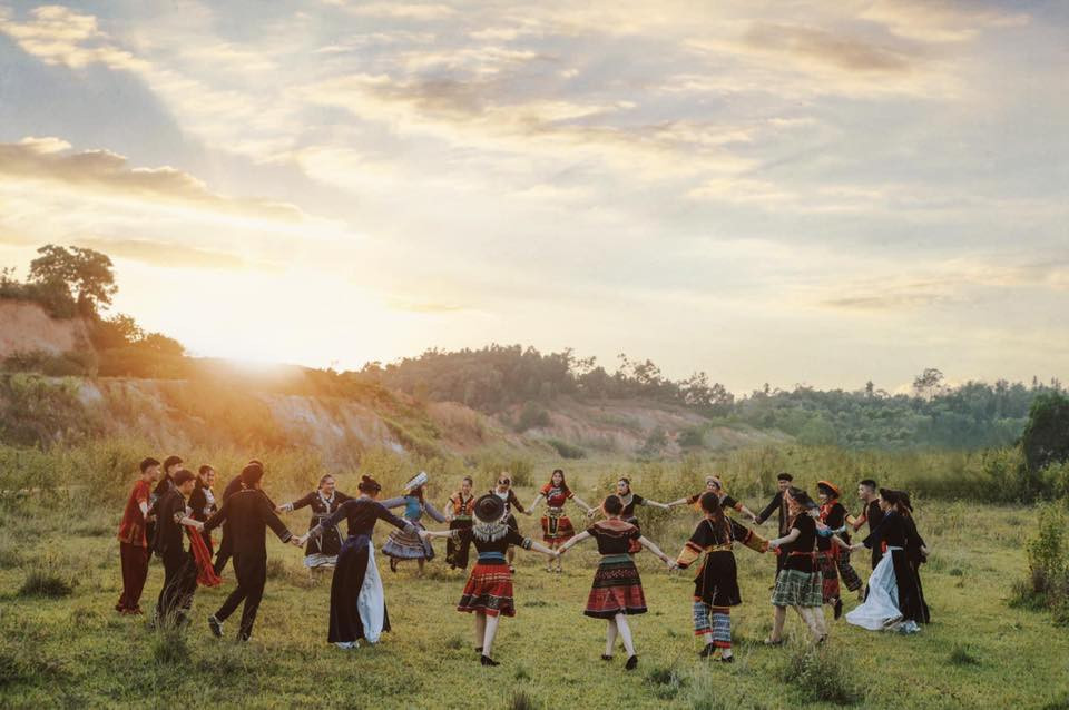 Nhóm học sinh đã mô phỏng theo nhiều trang phục của các dân tộc tỉnh Cao Bằng như: Mông, Tày, Nùng, Lô lô, Dao đỏ, Dao tiền...