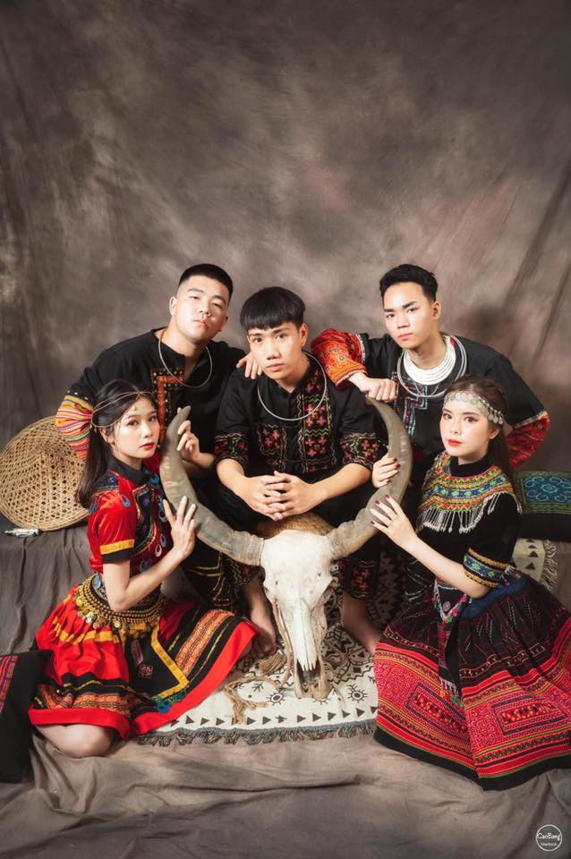 Được biết, ý tưởng ban đầu của nhóm học sinh là chụp với phong cách sườn xám, nhưng không đạt được sự thống nhất.