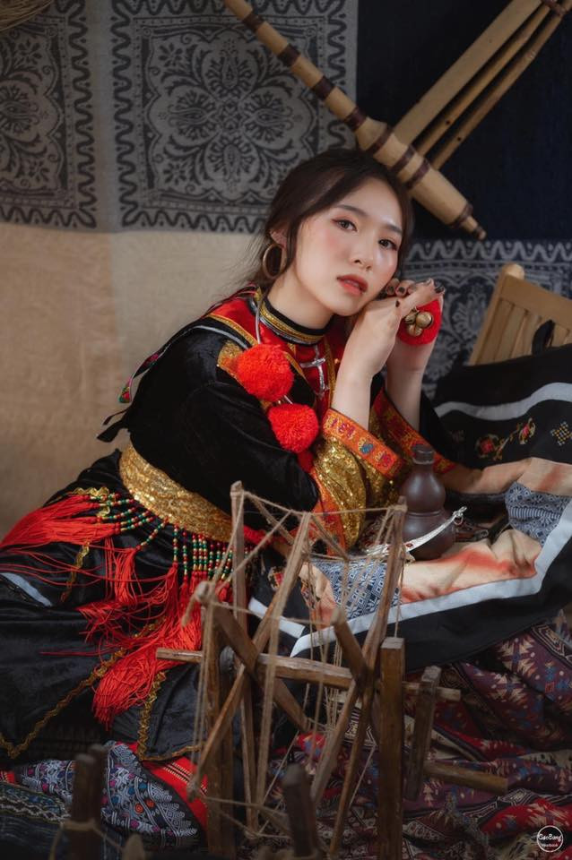 Thông qua bộ ảnh kỷ yếu độc đáo này, tập thể lớp 12A3 muốn gửi gắm thông điệp với mong muốn giới trẻ cần nhìn nhận văn hóa, phong cách dân tộc đa dạng, hướng về nguồn cội.