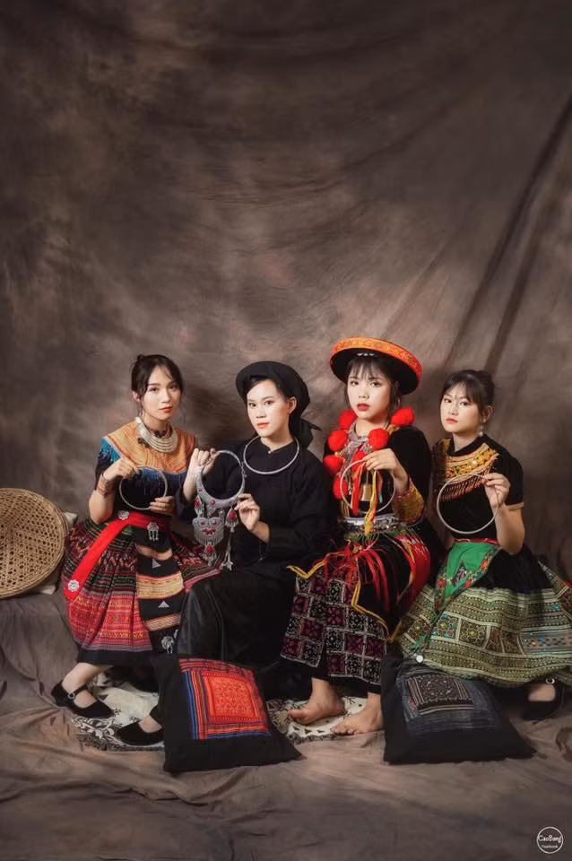 Cuối cùng, để nhớ đến những năm tháng tập văn nghệ với các bài múa trong trang phục dân tộc, lớp 12A3 quyết định chụp theo phong cách người dân tộc Cao Bằng.