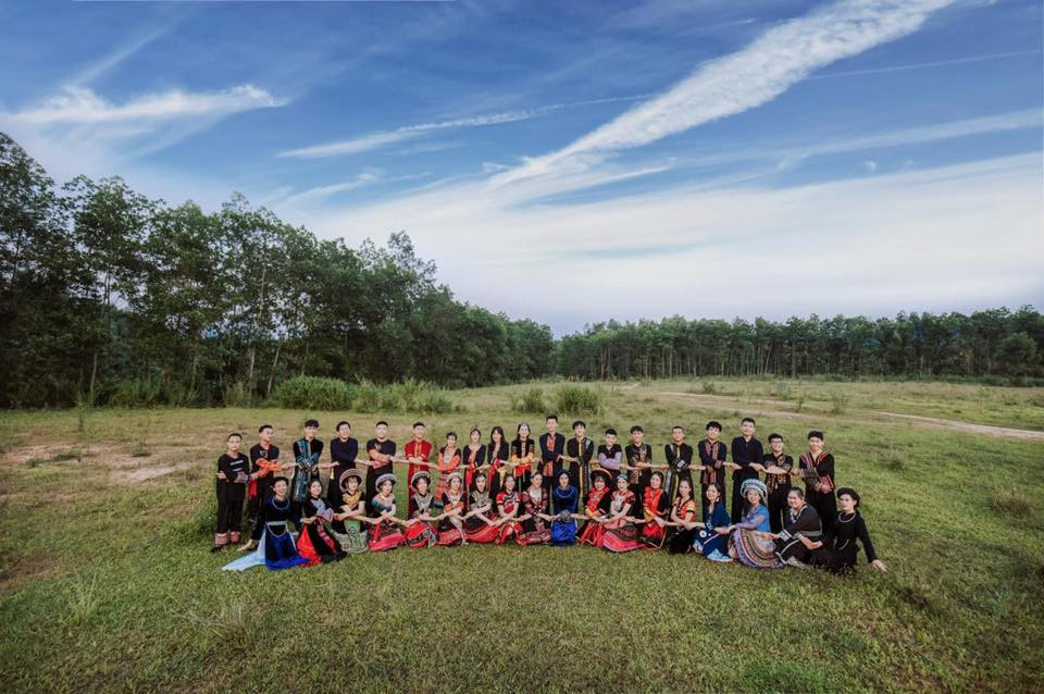 Trang phục bắt mắt, người mẫu thần thái cùng hình ảnh được chụp chỉn chu đã khiến người xem có cái nhìn sâu sắc hơn về quần áo của dân tộc vùng Cao Bằng.