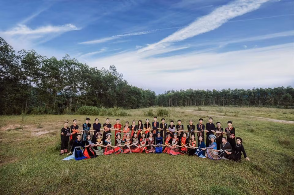 Trang phục bắt mắt, người mẫu thần thái cùng hình ảnh được chụp chỉn chu đã khiến người xem có cái nhìn sâu sắc hơn về quần áo của dân tộc vùng Cao Bằng.