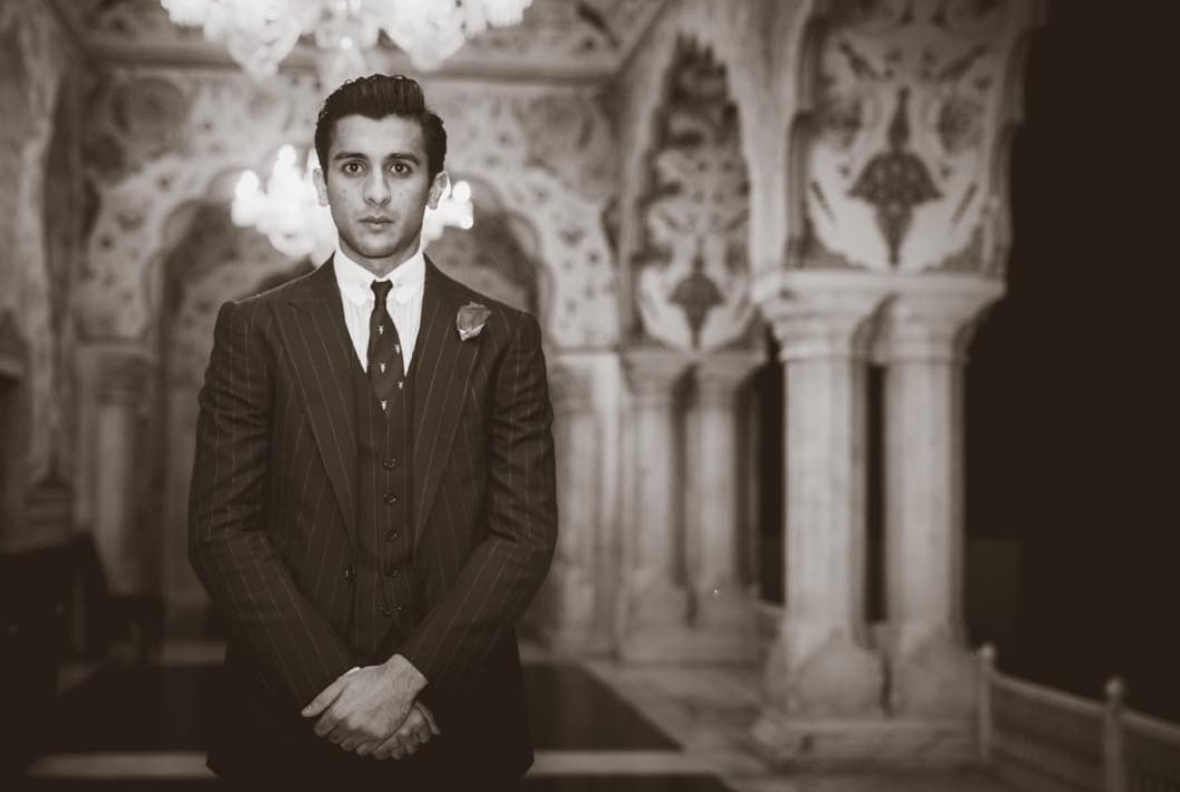 Không chỉ đẹp trai, Padmanabh Singh còn chơi Polo rất cừ khôi. Anh chàng từng chơi môn thể thao này với Hoàng tử William và Hoàng tử Harry của Anh Quốc. Ước tính, tổng số tài sản mỹ nam này đang sở hữu lên tới 2,8 tỷ đô.