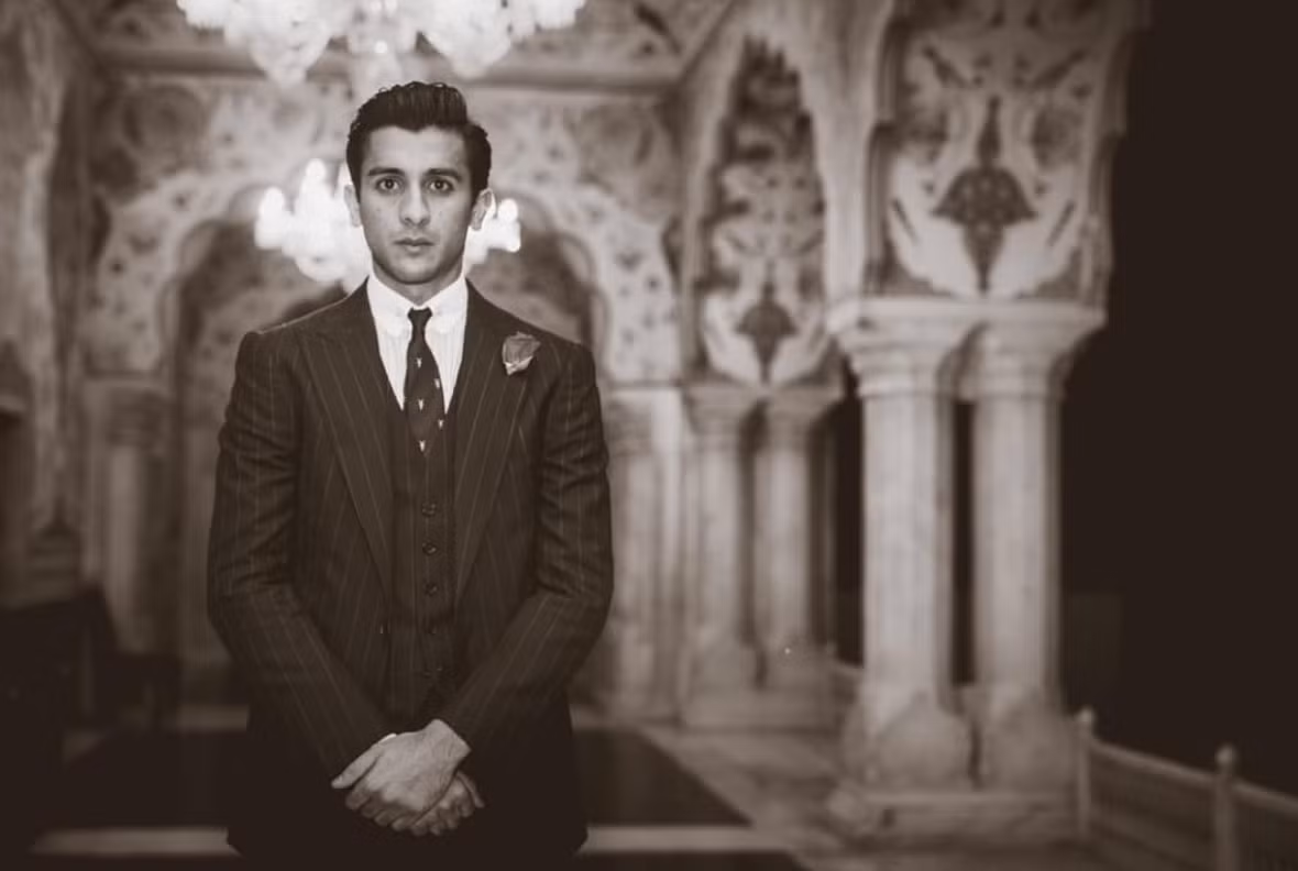 Không chỉ đẹp trai, Padmanabh Singh còn chơi Polo rất cừ khôi. Anh chàng từng chơi môn thể thao này với Hoàng tử William và Hoàng tử Harry của Anh Quốc. Ước tính, tổng số tài sản mỹ nam này đang sở hữu lên tới 2,8 tỷ đô.