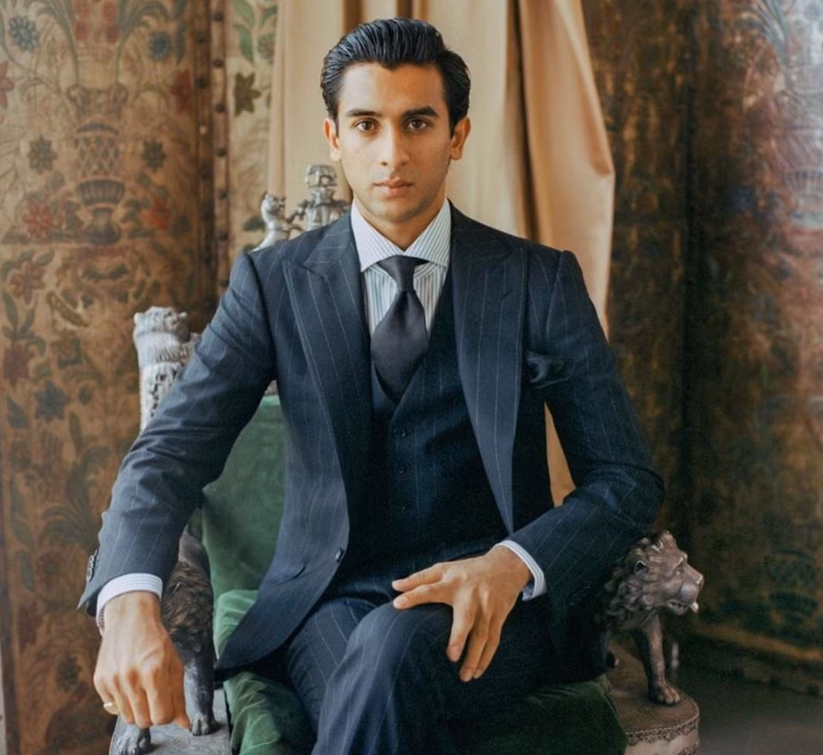 Không dừng lại ở đó, "nam tài tử" của hoàng gia Ấn Độ còn học nghệ thuật tại Đại học New York, Mỹ và tham gia khóa học về lịch sử nghệ thuật tại Đại học Bảo tàng và Nghệ thuật Italy.