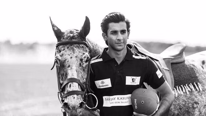 Padmanabh Singh được gửi đến Mayo College - một trong những trường nội trú hàng đầu dành cho nam sinh Ấn Độ khi chỉ mới 4 tuổi. Anh cũng từng theo học trường Millfield ở Somerset, Anh