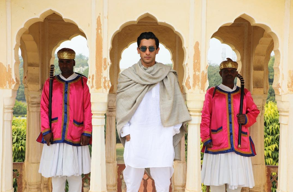 Mặc dù Ấn Độ đã ngừng chấp nhận các tước hiệu hoàng gia từ năm 1970 nhưng những gia đình như Padmanabh Singh vẫn được người dân tôn kính và coi trọng.