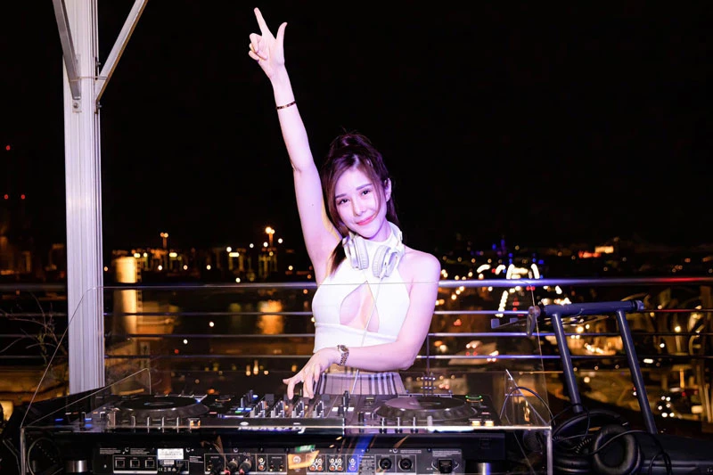 Bên cạnh đó, Rita Thanh Hoa còn góp mặt trong nhiều MV như: Không Có Em – Lou Hoàng, Don’t Leave Me – Kelvin Khánh Khởi My, …