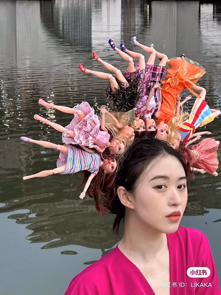 Gần đây, trend sử dụng chiếc cài tóc được làm từ hoa đang được nhiều cô gái "đu theo", kèm theo đó là dòng trạng thái: "Kiếp này cài hoa lên tóc, kiếp sau xinh đẹp như hoa."