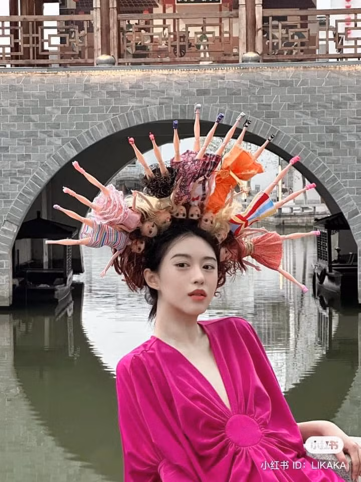 Có người lại cho rằng chiếc cài này dù đặc biệt, nhưng nhan sắc xinh đẹp của cô gái mới là điều đáng chú ý.