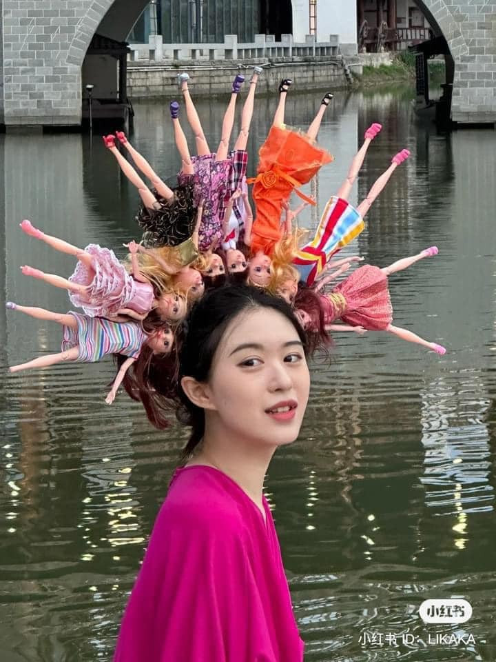 Nhiều người đã bình luận: "Chắc ý cô gái này là: Kiếp này cài búp bê lên tóc, kiếp sau xinh như búp bê" hả", "đảm bảo ra đường ai cũng nhìn luôn", "chị thắng trend này rồi".