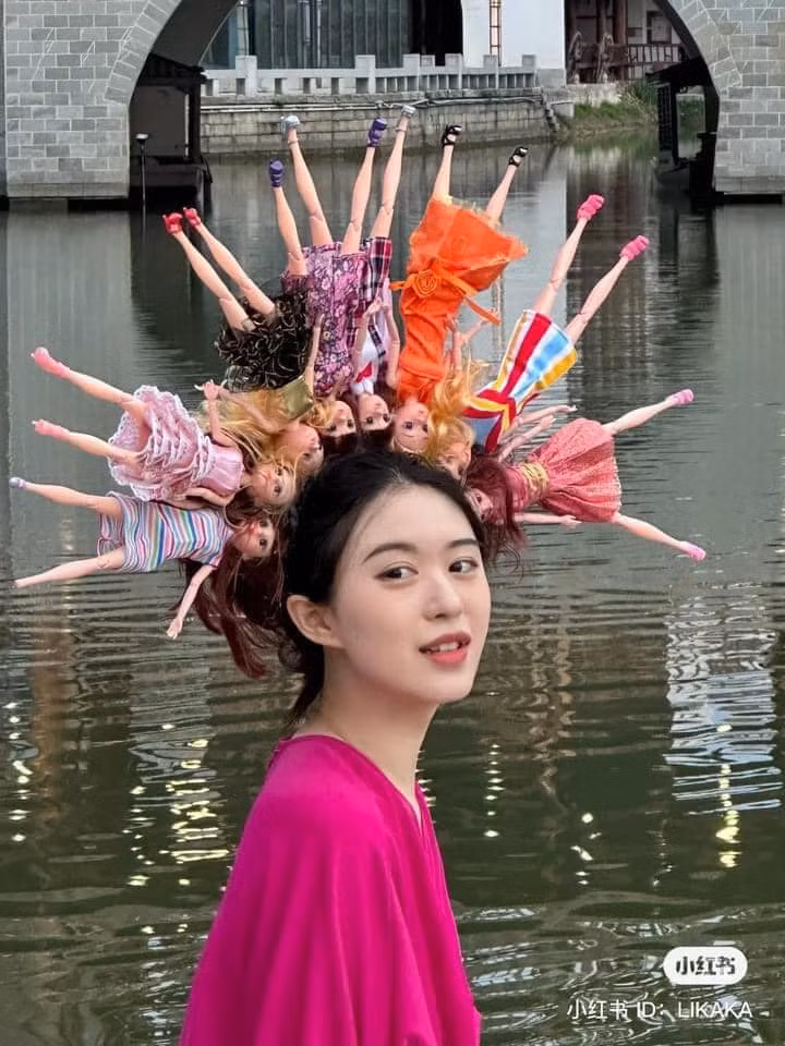 Nhiều người đã bình luận: "Chắc ý cô gái này là: Kiếp này cài búp bê lên tóc, kiếp sau xinh như búp bê" hả", "đảm bảo ra đường ai cũng nhìn luôn", "chị thắng trend này rồi".