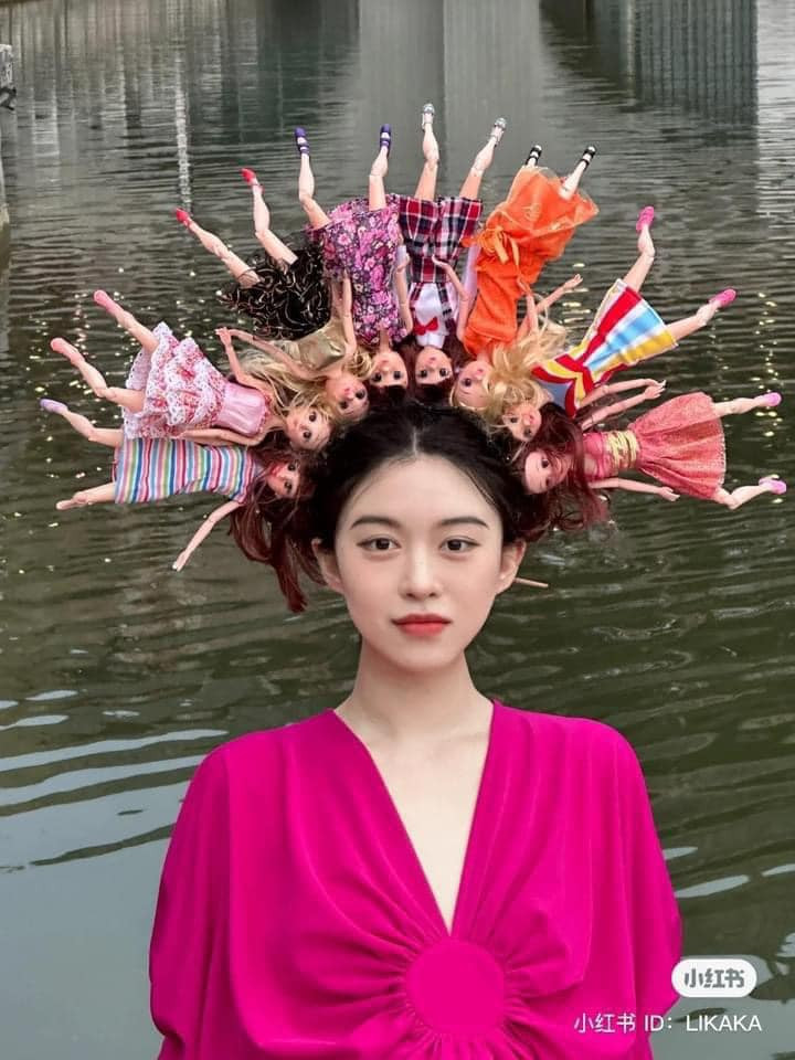 Chiếc cài tóc độc lạ được làm từ 8 con búp bê khác nhau, mỗi con búp bê có một màu tóc, gương mặt, hay trang phục không con nào giống con nào.