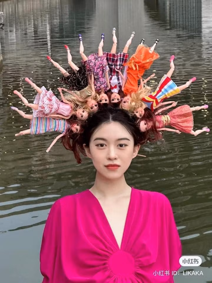 Chiếc cài tóc độc lạ được làm từ 8 con búp bê khác nhau, mỗi con búp bê có một màu tóc, gương mặt, hay trang phục không con nào giống con nào.