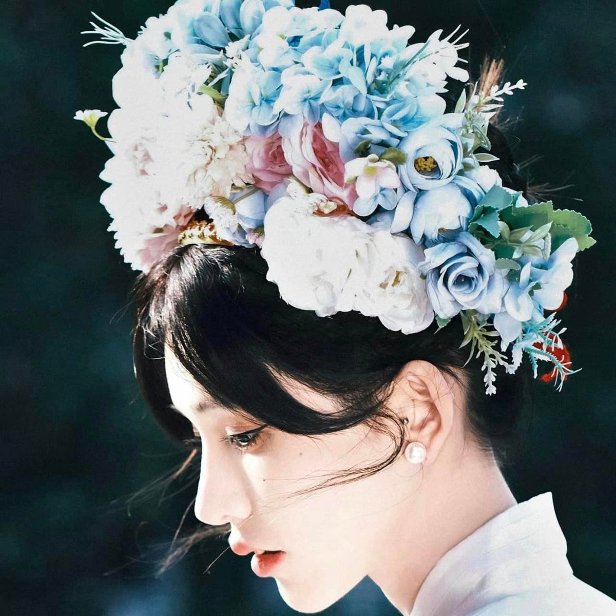 Sau khi được Triệu Lệ Dĩnh giới thiệu về chiếc trâm cài hoa trên tạp chí, giới trẻ đổ xô đến nơi đây, nhờ người dân địa phương thiết kế những vòng hoa đầy màu sắc.