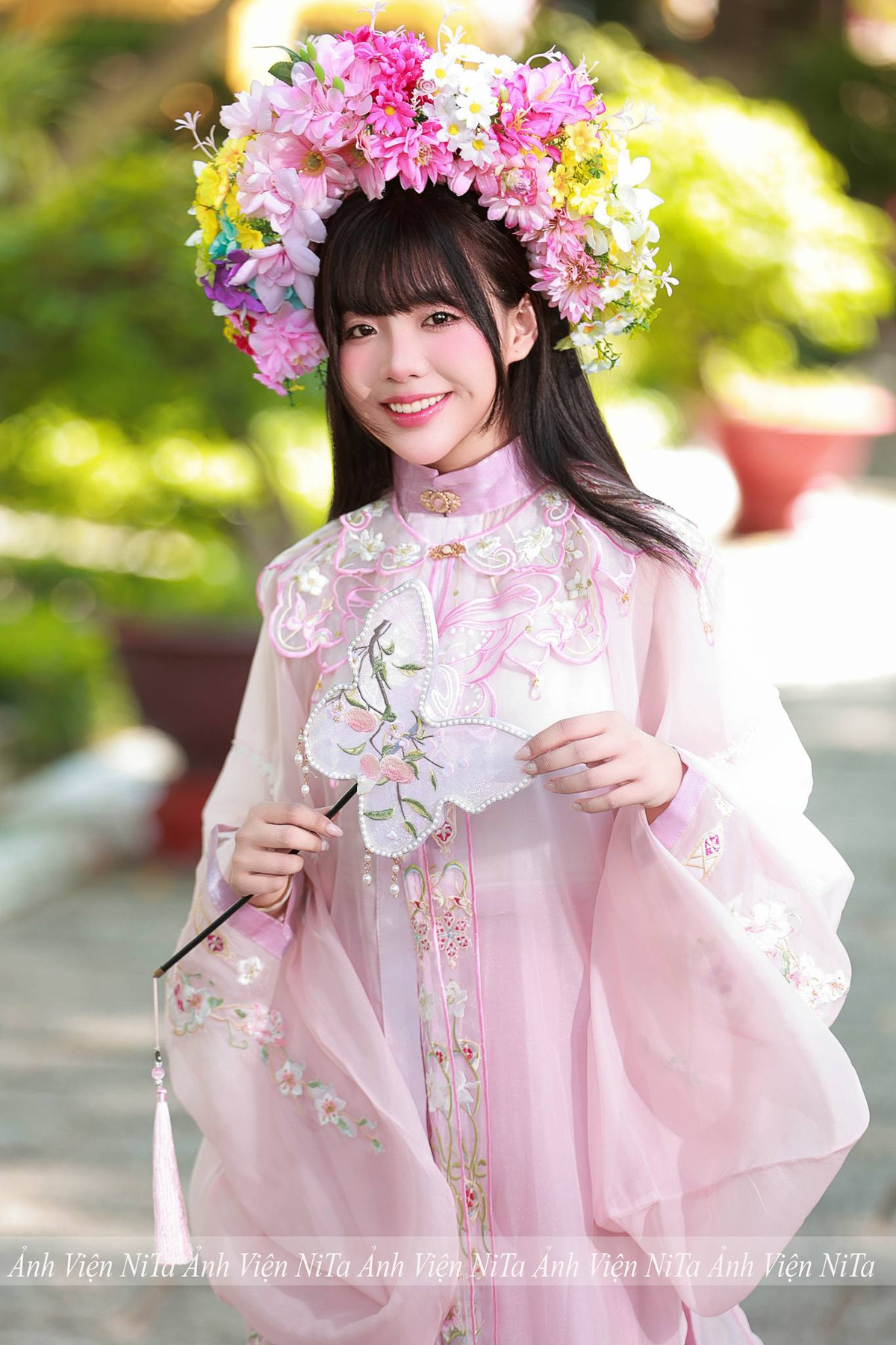 Nhờ có sự phát triển của mạng xã hội, giới trẻ Trung Quốc được tiếp xúc nhiều hơn với nét đẹp lãng mạn của truyền thống này, họ đua nhau trải nghiệm chụp ảnh với tóc kẹp hoa để ủng hộ với nét đẹp văn hóa đã có từ ngàn xưa. Đồng thời, đây cũng là một cách để quảng bá du lịch rất hiệu quả. Bởi vậy, khi đến Tuyền Châu, Phúc Kiến, Trung Quốc du lịch, ai cũng muốn diện một bộ trâm hoa để xúng xính dạo phố, sau đó chụp một bộ ảnh làm kỉ niệm. (Ảnh: ảnh viện Nita)