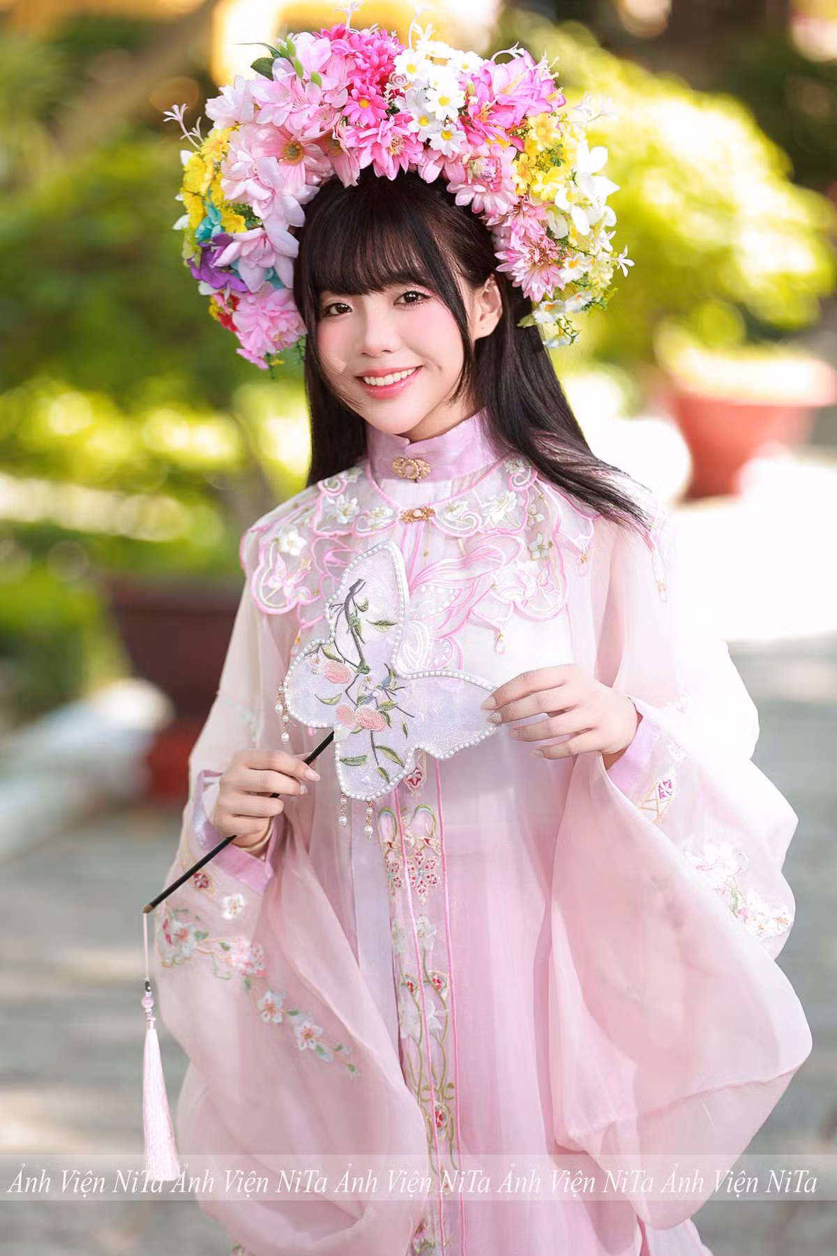 Nhờ có sự phát triển của mạng xã hội, giới trẻ Trung Quốc được tiếp xúc nhiều hơn với nét đẹp lãng mạn của truyền thống này, họ đua nhau trải nghiệm chụp ảnh với tóc kẹp hoa để ủng hộ với nét đẹp văn hóa đã có từ ngàn xưa. Đồng thời, đây cũng là một cách để quảng bá du lịch rất hiệu quả. Bởi vậy, khi đến Tuyền Châu, Phúc Kiến, Trung Quốc du lịch, ai cũng muốn diện một bộ trâm hoa để xúng xính dạo phố, sau đó chụp một bộ ảnh làm kỉ niệm. (Ảnh: ảnh viện Nita)