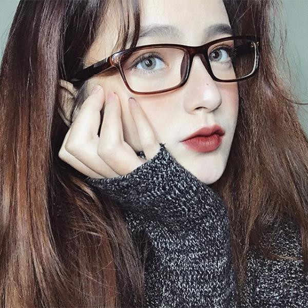 Bên cạnh đó, Mỹ Linh cũng là một "cao thủ" trong việc trang điểm, làm đẹp và thường xuyên được nhiều bạn trẻ học hỏi, xin tư vấn.