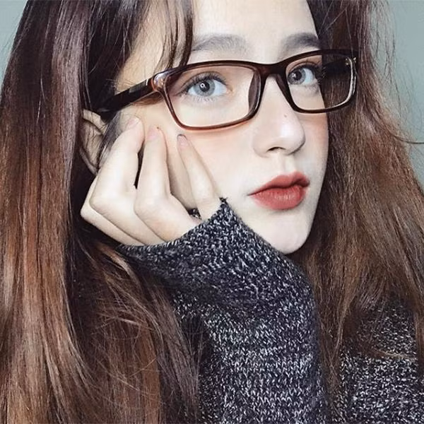 Bên cạnh đó, Mỹ Linh cũng là một "cao thủ" trong việc trang điểm, làm đẹp và thường xuyên được nhiều bạn trẻ học hỏi, xin tư vấn.