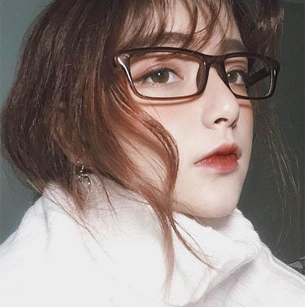 Linh Linh Dương tên thật là Dương Mỹ Linh, sinh năm 1996. Tuy không tham gia hoạt động nghệ thuật nhưng Mỹ Linh gây chú ý trên mạng xã hội nhờ nhan sắc nổi bật.