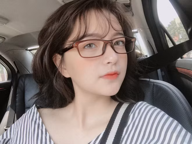 Cô bạn đến từ Thái Nguyên thường xuyên bị nhầm là con lai hoặc gái Hàn vì có những đường nét rất chuẩn mực như mặt thon gọn V-line, sống mũi cao vút, đôi môi trái tim chúm chím.