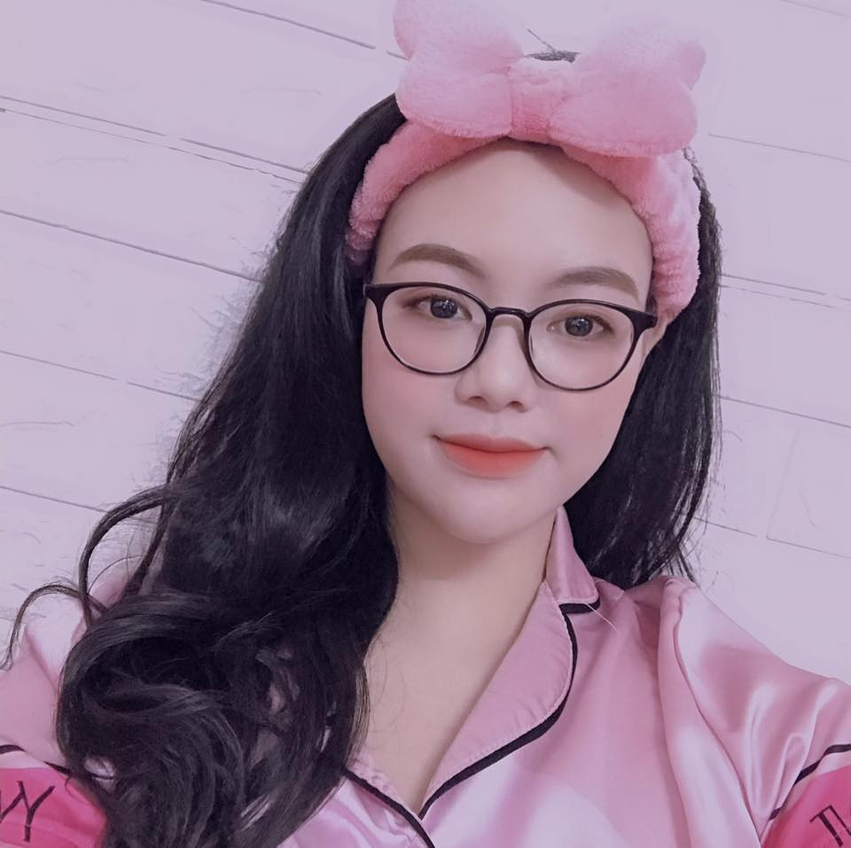 Chỉ mất ít phút, dân mạng đã tìm ra info của cô gái áo xanh nõn chuối dũng cảm kia. Cô nàng được biết với biệt danh B.B, sinh sống và làm việc tại Hà Nội.