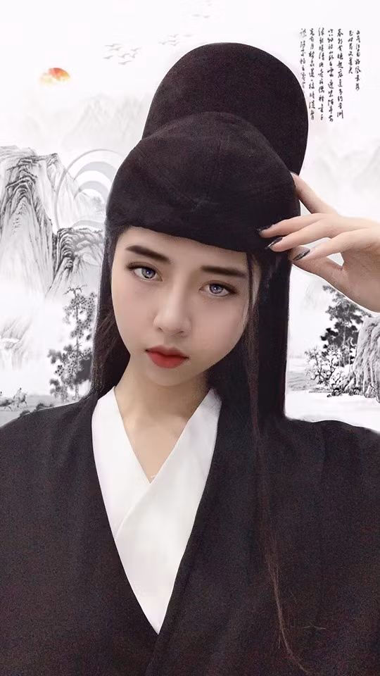 Ngoài tài chế đồ, ai cũng phải công nhận hot girl TikTok này có tài makeup và chỉnh ảnh đỉnh cao. Vậy nên, chỉ sau một vài clip Hằng đã trở thành cái tên nổi bật của MXH này.