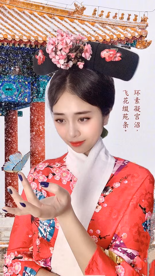 Được biết, Minh Hằng chỉ sử dụng những vật dụng đơn giản trong nhà như: cuộn giấy vệ sinh, túi đựng quần áo, rổ rá, băng dính, giấy, kéo,... để biến hoá thành nhân vật cổ trang.