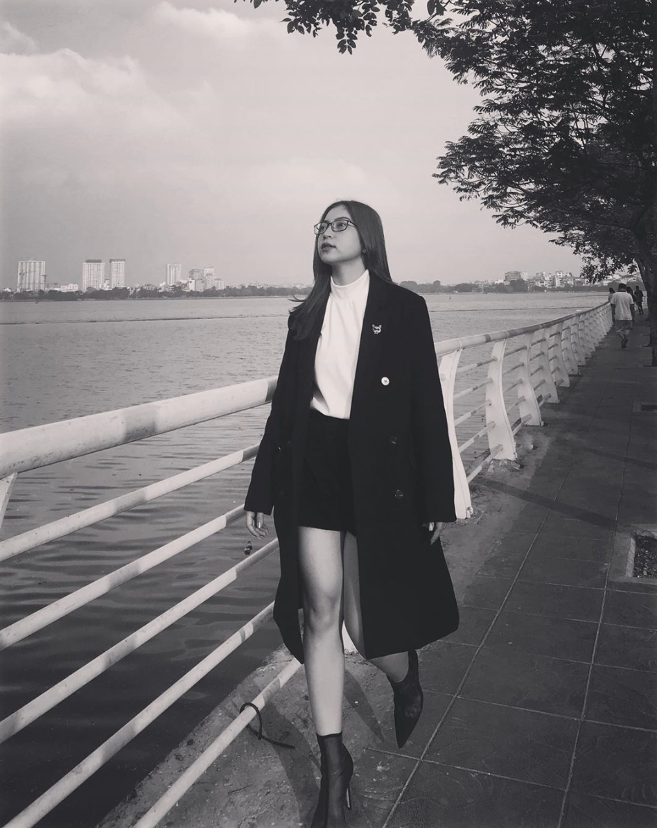 Nhật Lê là một trong những nàng WAGs không được lòng người hâm mộ nhất. Trước đó cô từng bị tố lấy danh xưng "bạn gái Quang Hải" để nối tiếng, tích cực tham gia các game show truyền hình dù chẳng hề hoạt động showbiz.