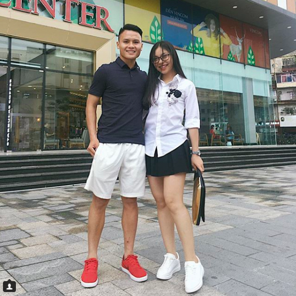 Quang Hải và Nhật Lê yêu nhau từ khi cầu thủ quê Đông Anh còn chưa nổi tiếng. Sau khi gây ấn tượng tại VCK U23 Châu Á 2018 tại Thường Châu, Trung Quốc, chuyện tình của cặp đôi mới được người hâm mộ chú ý.