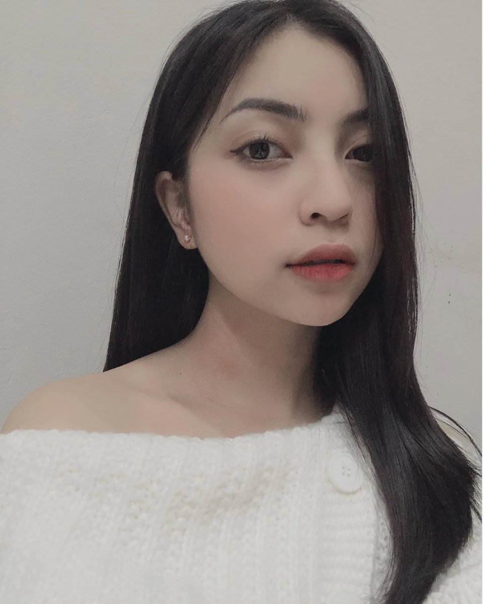 Với ngoại hình điểm 10 của mình nên Nhật Lê thường xuyên được các thương hiệu để ý, mời viết bài quảng cáo, làm KOL. Cũng chính vì điều này nên không ít lần cô nàng bị tố PR không có tâm, sản phẩm nào cũng có biết sử dụng tốt, tác dụng nhanh chóng.