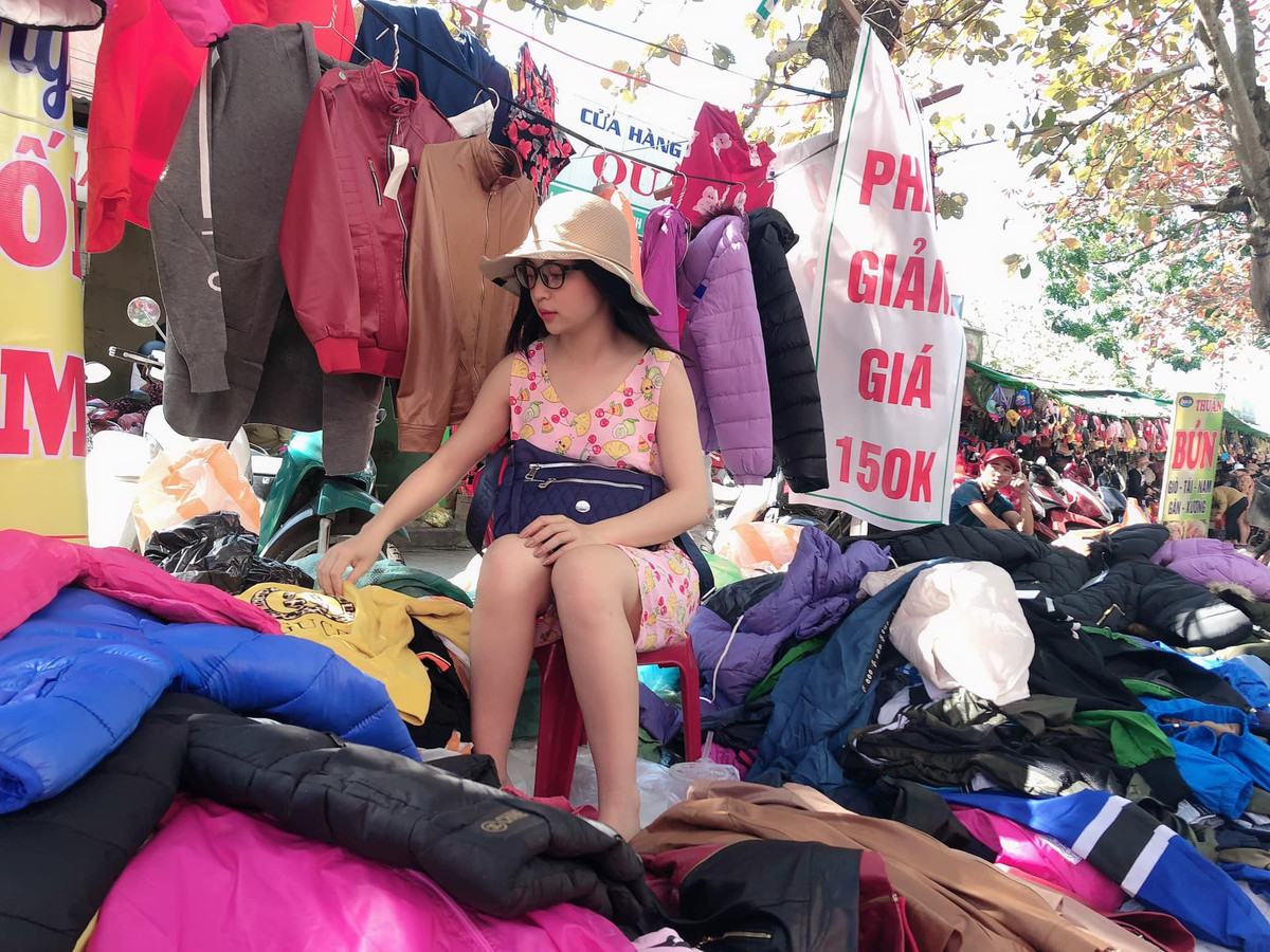 Mặc dù không phải một nàng WAG có nhan sắc nổi trội nhất nhưng Nhật Lê cũng vào được liệt vào dạng xinh xắn, ưa nhìn. Thế nhưng trông bức ảnh trên, cô nàng trông khác xa ảnh trên mạng. Đúng là "lời nguyền" ngoại hình khác nhau một trời một vực lúc ở nhà và khi đi chơi không tha bất kỳ một ai mà.