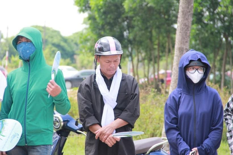 Để tạo chỗ dựa tinh thần cho con trong kỳ thi quan trọng, ông cố gắng vực dậy tinh thần, an ủi con để Hoàng có thể tập trung hết tốc lực cho sự kiện quan trọng nhất của sự nghiệp học hành.