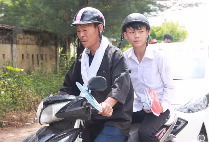 Kết thúc môn thi buổi sáng là môn ngữ văn, ông Dụng lại chở con trai về nhà ăn uống, nghỉ ngơi để chuẩn bị cho môn thi buổi chiều.