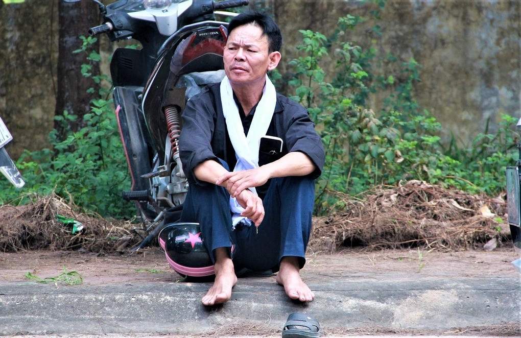 Trên nét mặt người cha hiện lên sự trầm ngâm, hồi hộp đan xen lo lắng.