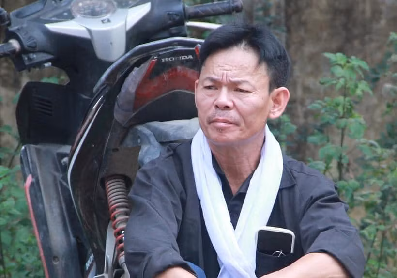 Hình ảnh một người cha ngồi bên lề đường, trên cổ vẫn đeo khăn tang chờ con trai thi xong khiến nhiều người xúc động. Đó là ông Võ Tá Dụng (56 tuổi, trú xã Thạch Hạ, thành phố Hà Tĩnh), bố của thí sinh Võ Nguyên Hoàng.