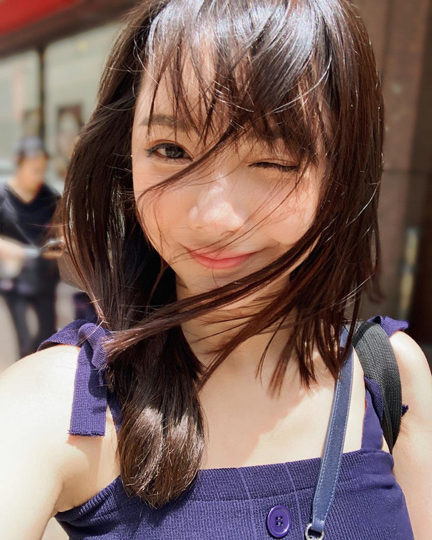 Sở hữu làn da trắng, đôi mắt tròn và đường nét khả ái, Lý Nhan Ngôn nhanh chóng được mệnh danh mỹ nữ y tá hay hot girl y tá.