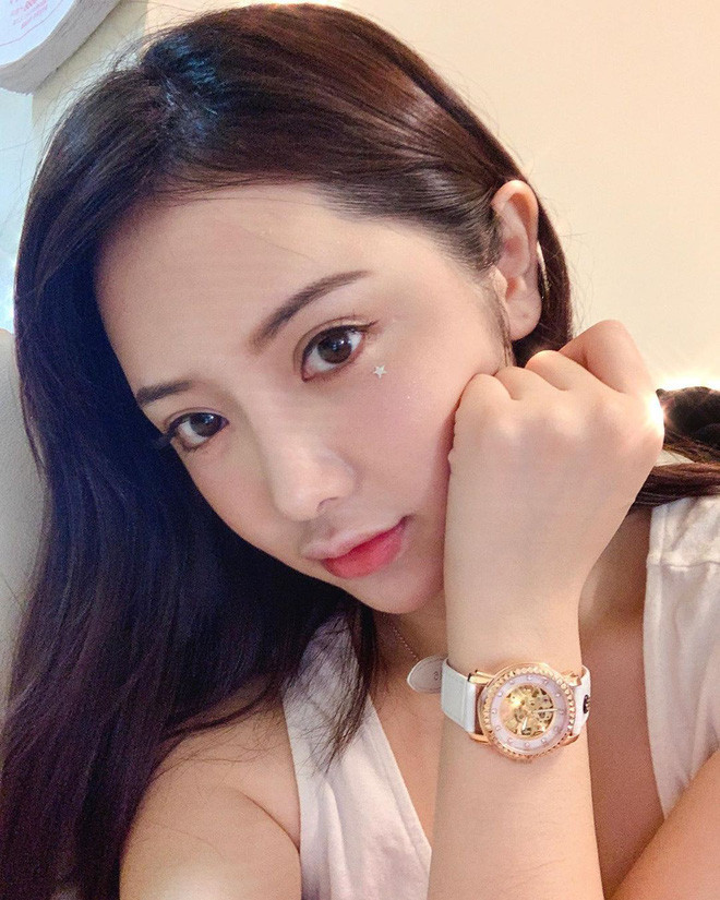 Nhờ nhan sắc xinh đẹp cuốn hút, Lý Nhan Ngôn nhanh chóng nổi tiếng trên MXH.