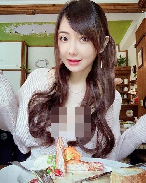 Những tấm hình đời thường Lý Nhan Ngôn đăng tải trên trang cá nhân thường theo phong cách yểu điệu, đơn giản và nữ tính.