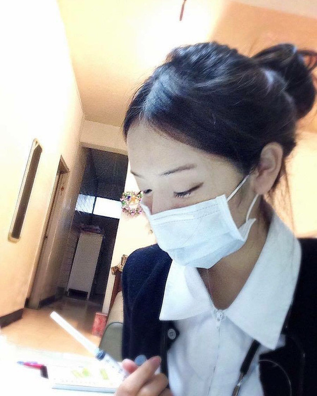 Lý Nhan Ngôn - nữ y tá tại Bệnh viện Đại học Quốc gia Đài Loan vừa gây bão. Bức ảnh dù đeo khẩu trang kín mít nhưng vẫn lộ đường nét yêu kiều của cô nàng nhanh chóng được CĐM chú ý.