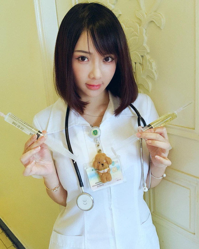 Ngay cả những tấm hình mặc áo blouse, làm việc tại bệnh viện của hot girl này cũng được "thả tim" bởi nét trẻ trung, nhí nhảnh.