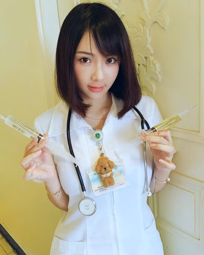 Ngay cả những tấm hình mặc áo blouse, làm việc tại bệnh viện của hot girl này cũng được "thả tim" bởi nét trẻ trung, nhí nhảnh.