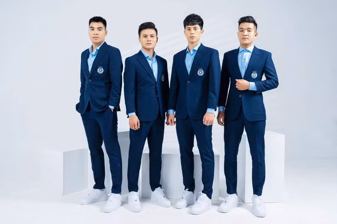 Các cầu thủ của CLB Hà Nội thường xuyên diện vest để chụp hình quảng bá. Đức Huy, Quang Hải, Đình Trọng hay Thái Quý trông đều vô cùng thu hút với bộ vest xanh đậm của CLB.