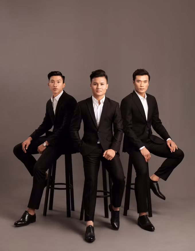 Bộ ba cầu thủ CLB Hà Nội là Văn Hậu, Quang Hải, Tiến Dũng toả sáng trong trang phục vest đen. Mới đây, thủ thành Bùi Tiến Dũng chính thức chia tay với CLB bóng đá Thủ đô để đầu quân cho CLB TP HCM.