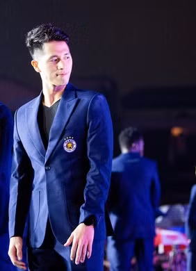 Khác hẳn với vẻ ngố tàu, mặc áo sơ vin trên sân cỏ thì Đình Trọng khi đóng bộ cũng lịch lãm, thu hút chẳng kém bất kỳ ai.