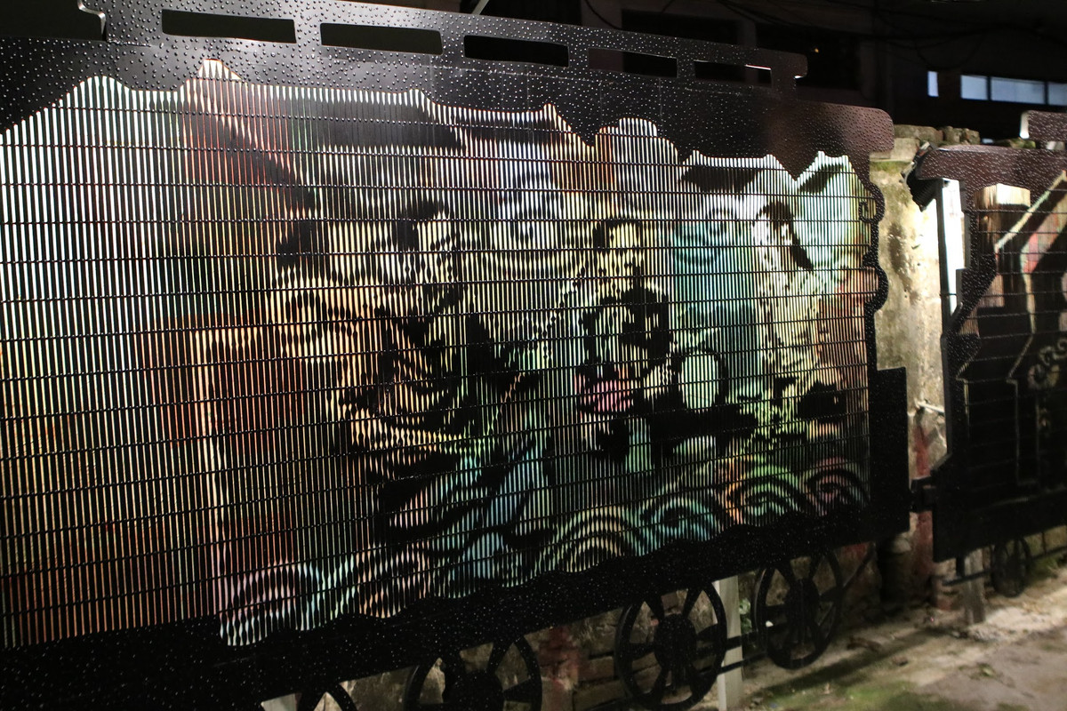 Những thanh sắt cũ tưởng chừng bỏ đi được nhóm nghệ sĩ ghép lại thành bức tranh bóng dáng “người hát xẩm cuối cùng của thế kỷ 20” nghệ nhân Hà Thị Cầu.