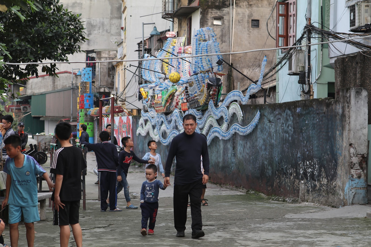 Tác phẩm hình đoàn thuyền nối đuôi nhau cưới trên những con sóng được làm từ 10.000 chai nhựa các loại và được được thực hiện bởi nghệ sĩ Vũ Xuân Đông. Hình ảnh này gới nhớ bến ở bãi Sông Hồng cách đây hơn 1000 năm.