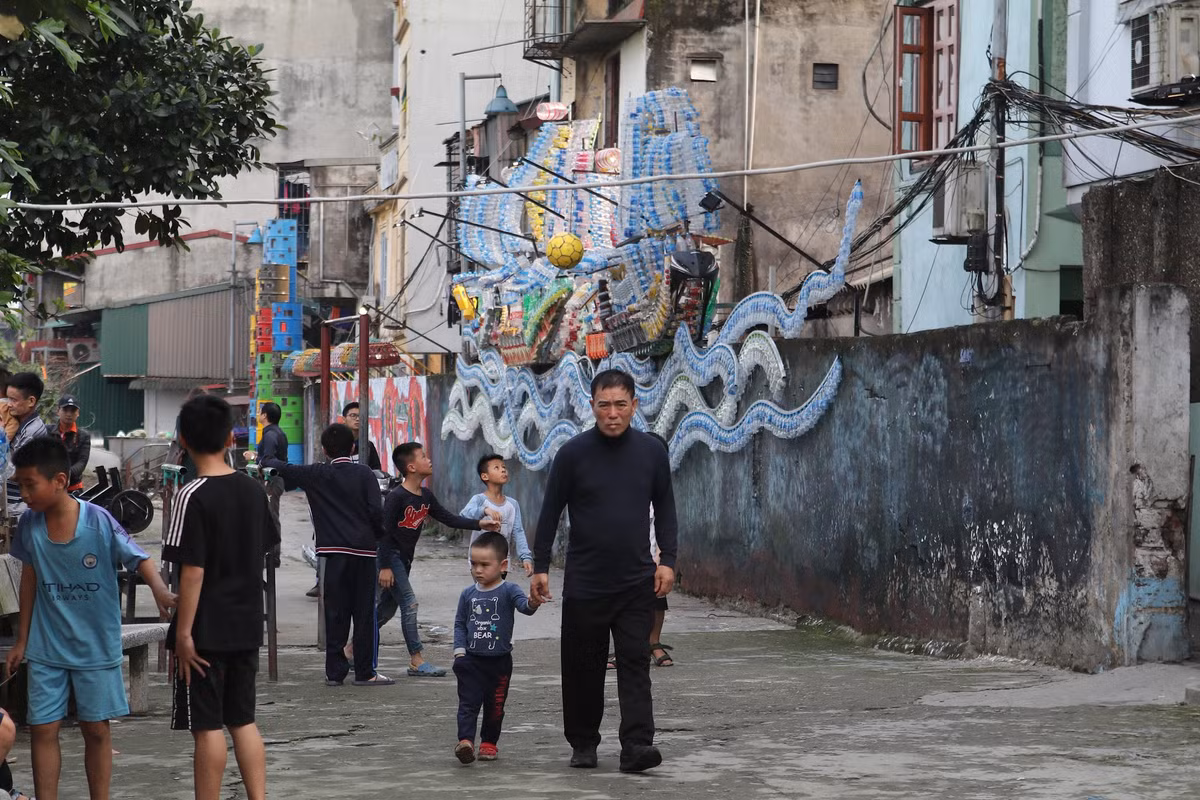 Tác phẩm hình đoàn thuyền nối đuôi nhau cưới trên những con sóng được làm từ 10.000 chai nhựa các loại và được được thực hiện bởi nghệ sĩ Vũ Xuân Đông. Hình ảnh này gới nhớ bến ở bãi Sông Hồng cách đây hơn 1000 năm.